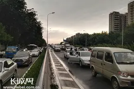 降雨造成石家庄西二环北路堵车严重图片