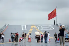 境外媒体关注辽宁舰访港：民众盛赞国家强盛图片