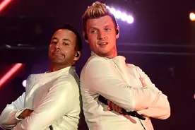 白马王子！后街男孩献劲歌热舞帅气依旧 尼克发福变饼脸可爱玩背靠背图片