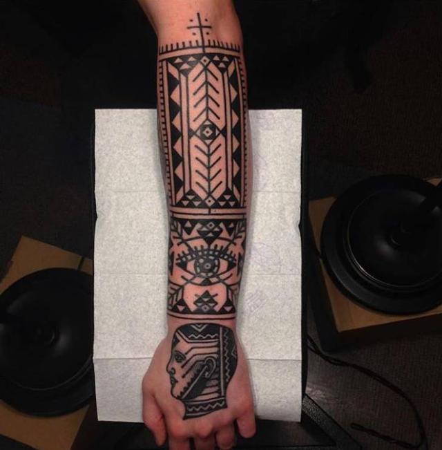 纹着花臂的大哥(纹一个半花臂多少钱图片) - 冷求网