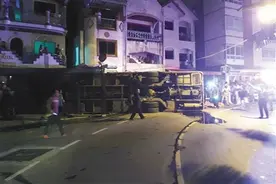 载中国游客大巴普吉岛翻车 2死24伤图片