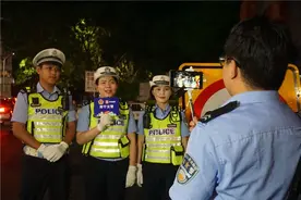 南宁交警直播执法：“拖鞋哥”一夜爆红网络图片