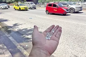 隧道出口玻璃碎一地 4车轮胎被扎 3起追尾图片