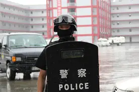 “黑豹突击队特警”李建华：手指插入抛弹口阻止子弹击发图片
