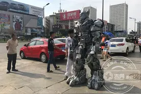 吉林市吉林大街偶遇变形金刚 “我要是不累就带你飞一圈了”图片