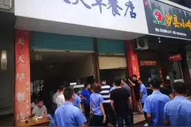 直击小餐饮店后厨！这些中招的馆子 你常去吗？图片