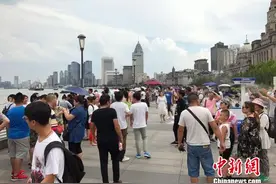 外滩气温超35℃ 游人兴致不减图片