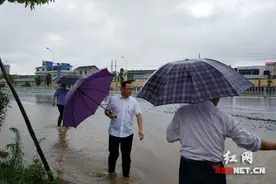 面对洪灾，他扛起一面顶风的旗图片