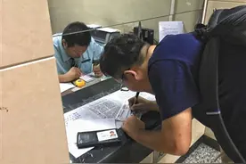 快递实名制实行一年仍未落实 “不勉强”发件人出示身份证图片