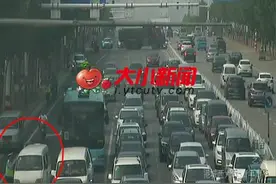 猖狂！烟台一辆白的面包车发“飙”冲撞民警 连闯两道关卡图片