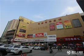 “荒废”7年后 郑州商业大厦变身电动车特卖场图片