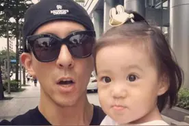 女儿奴！修杰楷叹再忙能陪女儿们睡一晚也值了图片