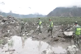 西藏林芝：泥石流阻断省道 边防官兵紧急参与抢通图片