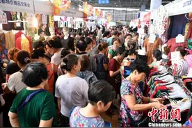 成都20年历史的沙湾会展中心办“最后一展” 市民扫货忙图片