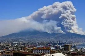 维苏威火山又双叒叕冒烟了，已有居民撤离图片