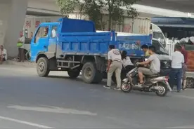 正能量！大热天货车抛锚，郑州农民工兄弟伸援手图片