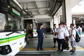 “公交迷”走进上海公交调度中心，体验公交智能化发展图片