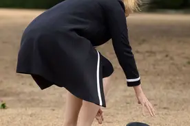 英国内政大臣帽子被大风吹跑 乐坏首相特雷莎·梅图片