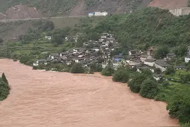 云南德钦澜沧江流域出现严重水灾 国道214线佛山乡段中断图片