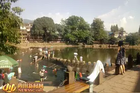 【晒出绿色生活】一边泡脚一边喝茶 柳江古镇天然“水上乐园”秒杀空调房图片