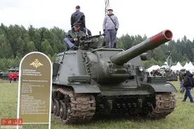 熊孩子骑大炮！俄民众近距接触重武器图片