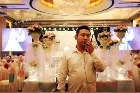 严波说，婚庆行业很辛苦，而我们只是认真图片