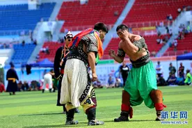 搏克大赛 草原健儿力技结合展雄姿图片