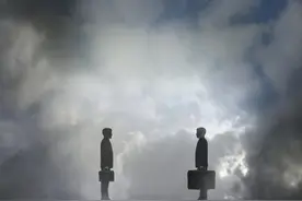 创业板现一年最大周跌幅：5大权重股4个暴跌，幸好最霉的TA停牌了……图片