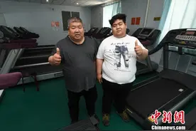父子减肥近240斤 父亲回归事业为儿做榜样图片