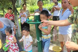 呃…宜宾熊孩子脑壳钻进健身器材后出不来了图片