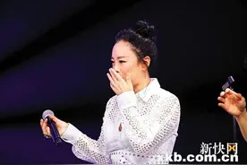黄绮珊秀高音 当场飙碎玻璃杯图片