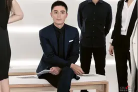 老干部霍建华纽约看秀 深蓝色定制西服帅气有型图片