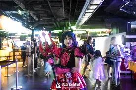 高颜值coser亮相青岛 二次元小姐姐萌化众人心图片