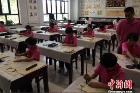 喀什小学生：我最想要的生日礼物是学好汉语图片
