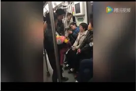 网曝沪地铁乞讨者自称“正大光明” 运营方：乞讨就是违法图片