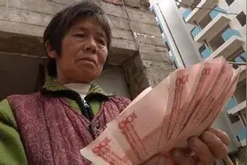 济南有一街头“影后” 专套近乎骗老人骗上瘾了！图片