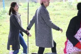 《一路有你》金希澈与神秘女惊现老挝 画面美翻图片