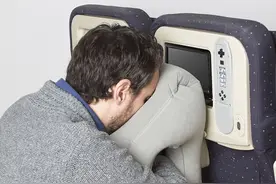 法父女俩设计便携式充气枕头 解决飞行睡觉问题图片