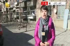 阳台掉一半，冰柜悬半空！老楼阳台脱落谁来修，居民安全咋保证？视频封面