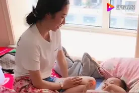 姐姐哄小自己20岁的弟弟，姐弟俩玩的真开心，网友：幸福的一家人图片