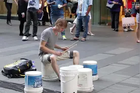 国外大神的街头打击乐，这是高手！视频封面