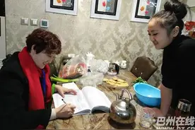 康都社区干部为新婚家庭送福音图片