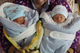 双胞胎婴儿缺少母乳 热心妈妈们承诺接力喂养到1岁图片
