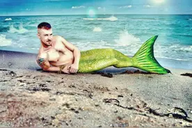 德小伙化身“美男鱼” 鼓励大众追梦图片