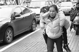 背女上学,妈妈踏过65万个台阶 宝贝,我就是你的脚图片