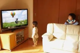 看电视爱调大声音 6岁孩子得了分泌性中耳炎得做手术图片