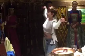 美女在饭局表演形体舞，好美！视频封面