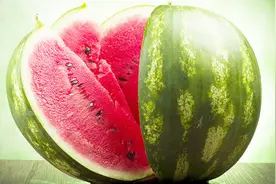 西瓜放冰箱保存要封保鲜膜吗？到底可以冷藏多久？看了视频，真是长见识了视频封面