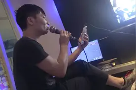鸡智！泰国的KTV没有中文歌怎么办？中国小哥想出奇招