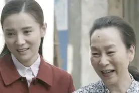儿媳宋佳太漂亮，张嘉译母亲拉着就去大街显摆视频封面